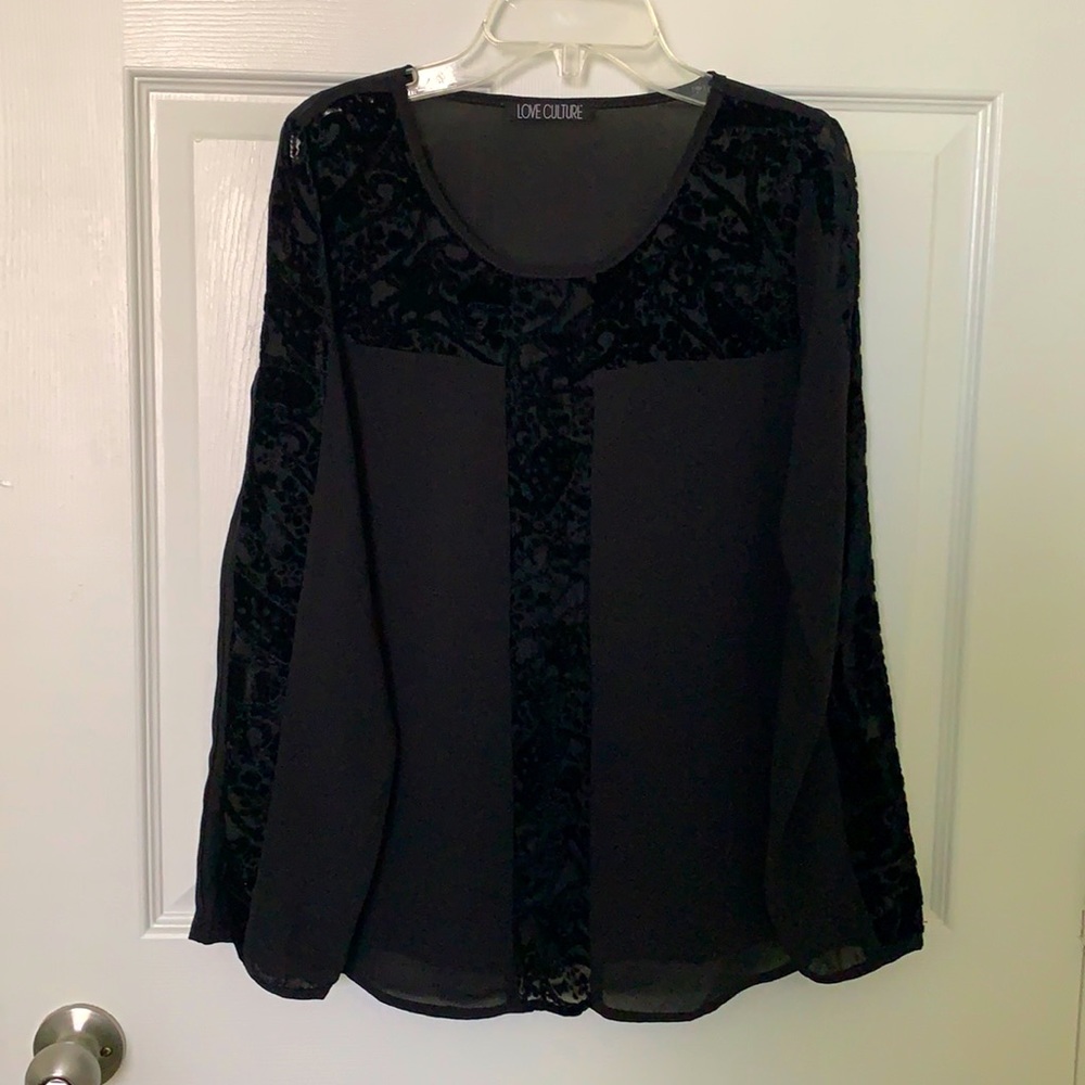 Nice Black top. Size XS- Fits bigger than expected